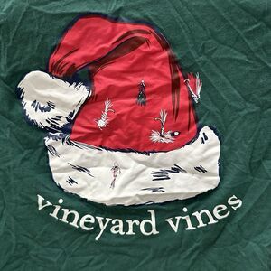 Vineyard Vines Christmas Shirt Mens Medium Santa Hat Fly Fishing Lure Pocket Tee